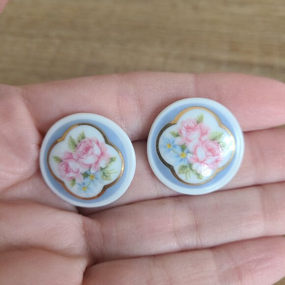 Vintage porcelain floral round design earrings. - Picture 3 of 4